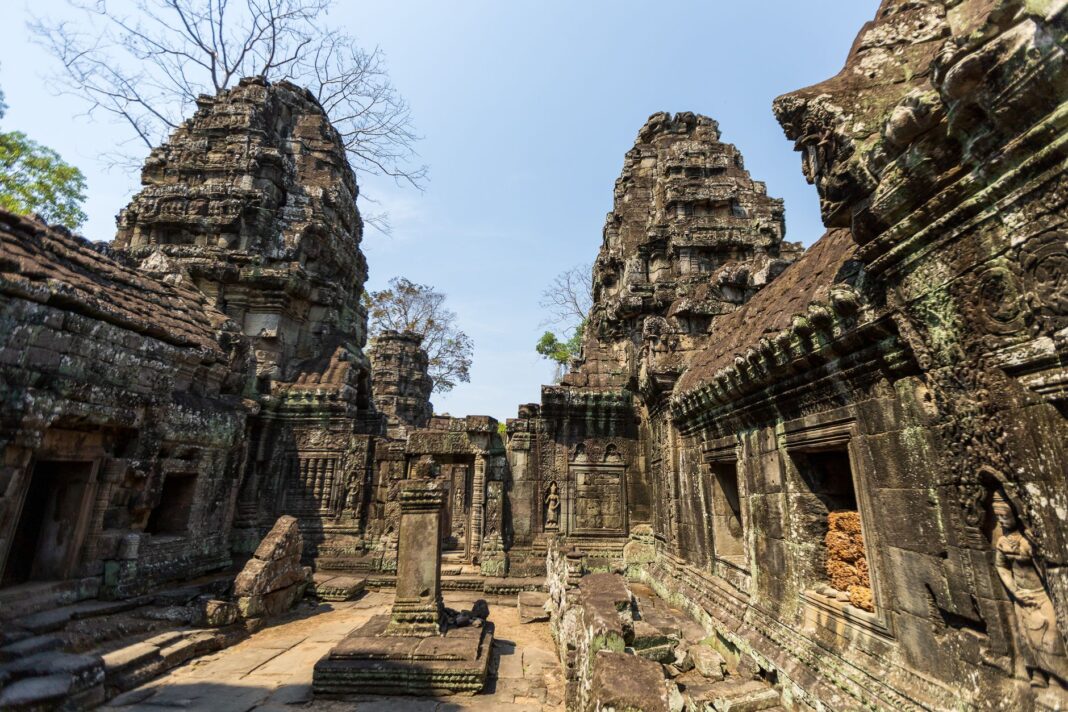 Ruiny świątyni Angkor Wat w Kambodży na tle zieleni Ruiny świątyni Angkor Wat w Kambodży na tle zieleni