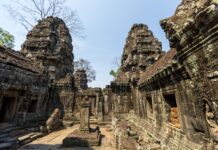 Ruiny świątyni Angkor Wat w Kambodży na tle zieleni