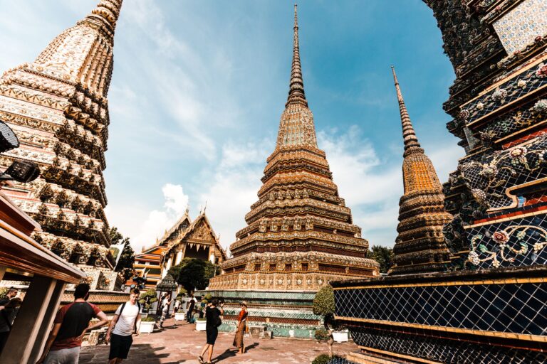 Pagody świątyni Wat Pho w Bangkoku na tle błękitnego nieba