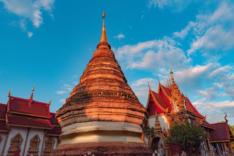 Tradycyjna świątynia buddyjska w Chiang Mai na tle błękitnego nieba
